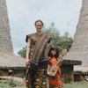 Potret Atiqah Hasiholan Pakai Busana Adat Sumba, Pancarkan Kecantikan Eksotis Indonesia