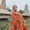 Potret Atiqah Hasiholan Pakai Busana Adat Sumba, Pancarkan Kecantikan Eksotis Indonesia