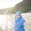 Bak Kembali ke Masa Gadis, Ini Potret Menawan Inara Rusli saat Berpose Cantik di Pinggir Pantai