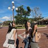 Gaya Yoriko Angeline saat Liburan ke Disneyland Jepang Bareng Fuji dan Azizah Salsha, Looknya Kayak Barbie Banget