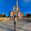 Pakai Crop Top dan Celana Jeans saat Mampir ke Disneyland, Penampilan Fuji Dibilang Mirip Gadis Jepang! 