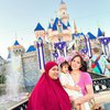 Potret Seru Liburan Shandy Aulia dan Putrinya Claire di Disneyland California, Pesona Ibu dan Anak Sama-Sama Gemesin Banget!