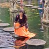Gayanya Indonesia Banget! Maudy Koesnaedi Tampil Sederhana Pakai Kebaya dan Rok saat liburan di Bali