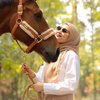 Pemotretan Terbaru Zaskia Sungkar Bareng Cresent Kuda Kesayangannya, Lengket Banget!