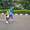 Potret Ussy Sulistiawaty dan Anak-anaknya Kompak Lari Pagi Bersama, Kenakan Outfit Hitam Putih! 