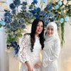 Hadir di Pernikahan Sang Anak, Ini 10 Potret Harmonis Larissa Chou dan Mamanya yang Beda Agama