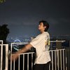 Potret Cha Eun Woo Menikmati City Light di Singapura, Cahaya Minim Gak Halangi Wajah Tampannya! 