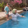 9 Potret Baby Rayyanza Saat Belajar Berenang, Bikin Netizen Deg-degan Karena Hampir Tenggelam