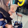 Bawa Bayi Kembarnya Umroh, Begini Potret Heboh Anisa Rahma dan Suami Gendong Anak di Bandara!