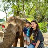 Potret Nathalie Holscher Ajak Adzam ke Taman Safari, Ekspresi Gemas dan Wajah Gantengnya Jadi Perbincangan