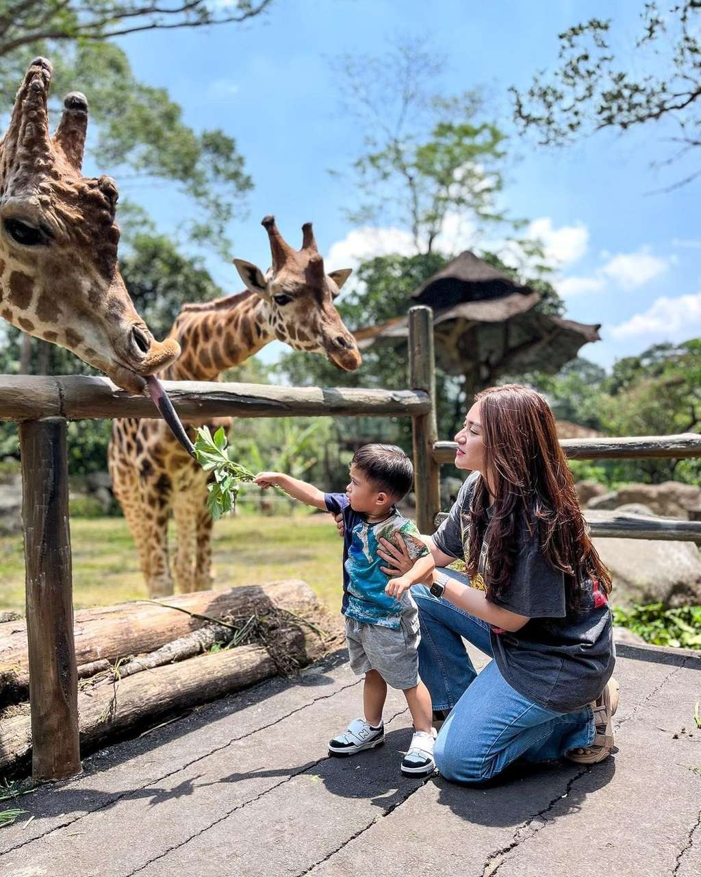 Potret Nathalie Holscher Ajak Adzam ke Taman Safari, Ekspresi Gemas dan Wajah Gantengnya Jadi Perbincangan