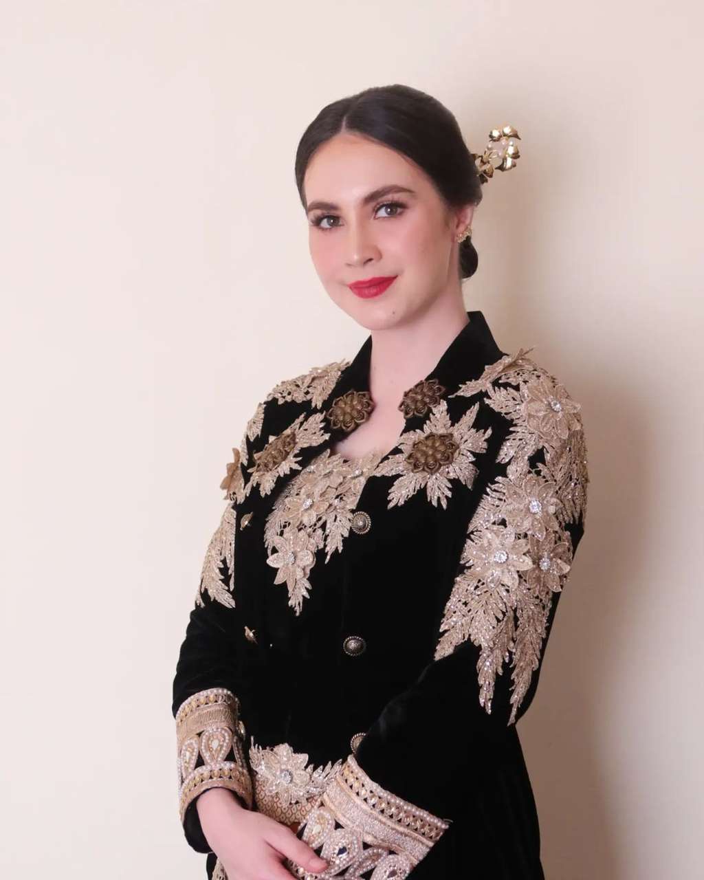 Tampil Elegan, Ini Potret Arumi Bachsin Pakai Batik dan Kebaya Pamekasan yang Tuai Pujian