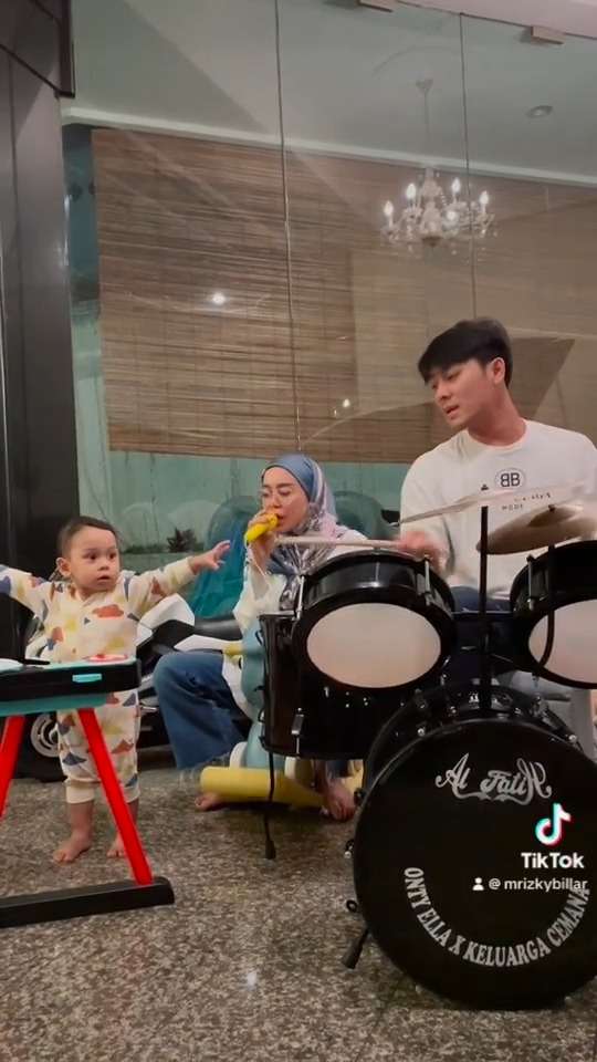 Deretan Potret Kompak Keluarga Rizky Billar Bikin Band, Baby L Jago Main Keyboard!