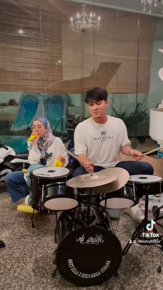 Deretan Potret Kompak Keluarga Rizky Billar Bikin Band, Baby L Jago Main Keyboard!