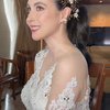 10 Potret Cantik Arumi Bachsin yang Tampil Bak Pengantin Baru, Kulit Putihnya Sukses Bikin Salfok!