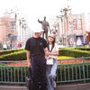 Kenang Momen Pernikahan, Ini Potret Manis Sandra Dewi dan Harvey Moeis Liburan Berdua ke Disneyland 