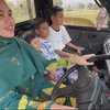 Deretan Momen Kartika Putri Ajak Anak Jalan-jalan Naik Mobil Pickup, Bahagianya Sederhana!