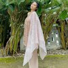 9 Potret OOTD Azizah Salsha Dalam Balutan Batik dan Kebaya, Auranya Paripurna nan Menawan!
