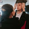 Pertahankan Rambut Gondrongnya, Ini Potret Wisuda Sarjana Cavin Obrient Anak Yuni Shara di Singapura