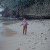Gemasnya Moana saat Bermain Pasir di Pantai Bareng Ria Ricis, Full Senyum Ketemu Air!