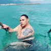 Unggah Video Berenang, Ivan Gunawan Sebut Dirinya Little Mermaid Duta Semesta