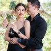 Dijuluki Vampire Couple Gara-Gara Awet Muda, Ini Potret Nana Mirdad dan Andrew White yang Mesra Terus kayak Pengantin Baru