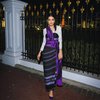 Melenggang Bersama, Berikut Deretan Potret Luna Maya dan Mikha Tambayong di Acara Istana Berbatik - Cakep Abis!