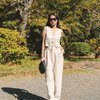 Pakai Outfit Serba Putih yang Estetik Banget, Ini Potret Azizah Salsha saat Photoshoot di Jepang