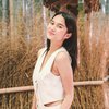 Pakai Outfit Serba Putih yang Estetik Banget, Ini Potret Azizah Salsha saat Photoshoot di Jepang