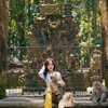 Photoshoot Bareng Monyet, Ini Potret Terbaru Fuji yang Dipuji Bak Kembang Desa di Bali 