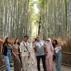 Potret Kedekatan Pratama Arhan dan Sang Mertua yang Disebut Orang Kaya Beradab, Asyik Liburan Bareng di Hutan Bambu Jepang