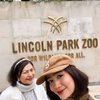 9 Potret Febby Rastanty Jalan-jalan di Lincoln Park Zoo Chicago, Outfit Serba Coklatnya On Point Banget