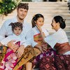 10 Potret Photoshoot Keluarga Happy Salma Kenakan Pakaian Adat Bali, Sekaligus Rayakan 13 Tahun Pernikahan