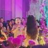 Sukses Memukau Para Tamu Undangan, Ini Potret Arsy saat Nyanyi di Acara Pernikahan