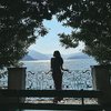 Pesona Maudy Ayunda saat Nikmati Lake Como di Italia
