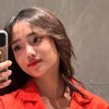 Potret Terbaru Fuji yang Lagi Narsis dengan Mirror Selfie, Case Handphone-nya Bikin Salfok!