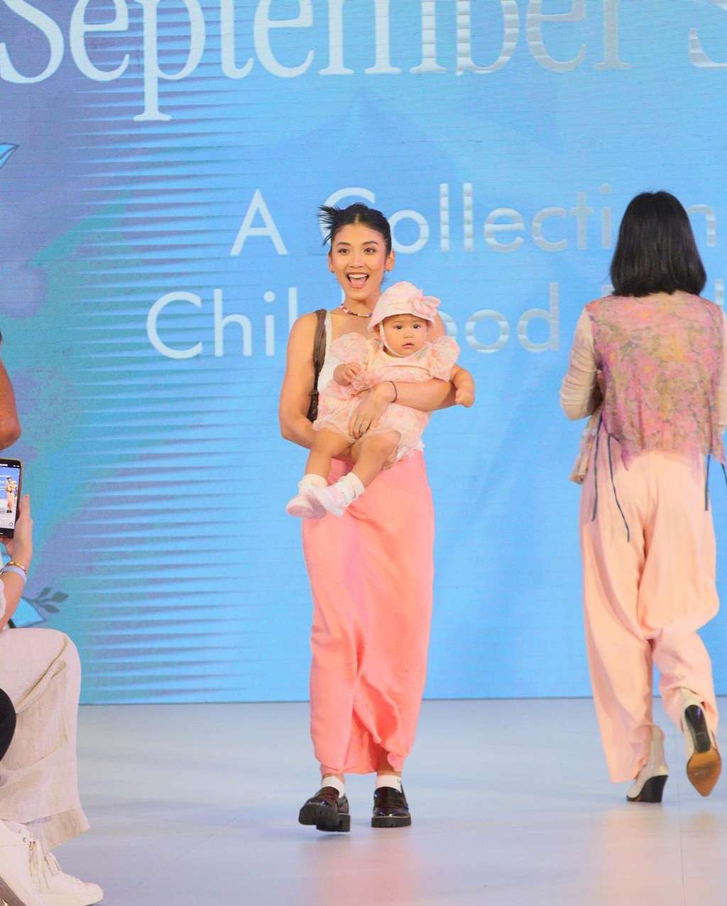 Super Gemoy, Ini Potret Perdana Naeswari Anak Adipati Dolken saat Diajak Catwalk Bareng Sang Ibu