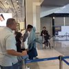 8 Potret Bucin Zize dan Arhan Pamer Kemesraan di Bandara, Bikin Fans Ikutan Gemes!