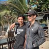 Bapak dan Anak Gantengnya Kelewatan, Ini 6 Potret Andrew White Ajak Jason Liburan Singkat di Sumbawa