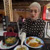 Deretan Potret Mulan Jameela Kulineran Makanan Khas Sunda, Malah Dapat Cibiran Netizen Karena Makan Pakai Sarung Tangan! 