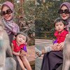 Foto Selfie Bareng Monyet, Mimik Bingung Anak Ria Ricis Ini Jadi Sorotan - Netizen: Moana Ekspresinya Kayak Nunggu Gajian di Akhir Bulan! 