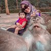 Foto Selfie Bareng Monyet, Mimik Bingung Anak Ria Ricis Ini Jadi Sorotan - Netizen: Moana Ekspresinya Kayak Nunggu Gajian di Akhir Bulan! 