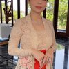 7 Potret Momo Geisha Pakai Kebaya di Acara Tedak Siten Keluarga Suami, Anggun Bak Putri Keraton Jawa!