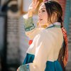 Bak Putri Mahkota, Ini Pemotretan Terbaru Yasmine Wildblood Memakai Hanbok di Bukchon Hanok Village