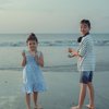 Deretan Potret Sea Dedari Anak Ryan Delon & Sharena Saat Main di Pantai, Paras Cantiknya Mirip Bule! 
