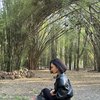 Potret Yuni Shara di Bawah Pohon Bambu yang Disebut Cantik Bak Boneka Barbie, Rela Nyeker Buat Lari-larian