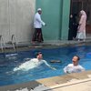 10 Momen Teuku Ryan Renang Pakai Gamis, Netizen Sempat Suuzon karena Dikira Lagi Dibaptis