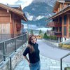 Potret Cantik Cut Tary Liburan di Swis, Wajah Cantiknya Gak Pernah Berubah Bak Masih Gadis