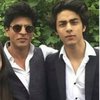 10 Potret Kebersamaan Shah Rukh Khan dan sang Anak, Arya Khan yang Lebih Mirip Kakak Beradik