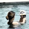 Mandi Bareng Anak di Bathub Sampai Renang, Ini Potret Keseruan Sheila Marcia saat Staycation di Bali